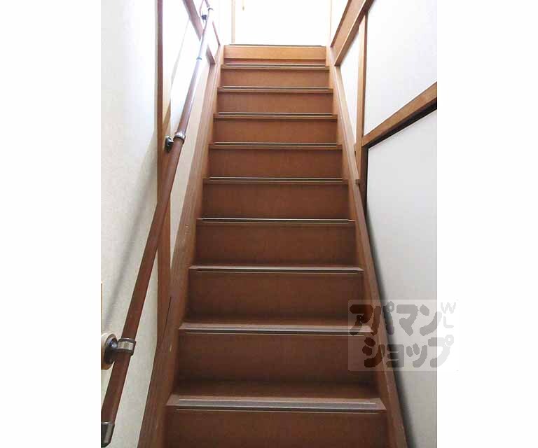 その他部屋・スペース　２階に続く階段。