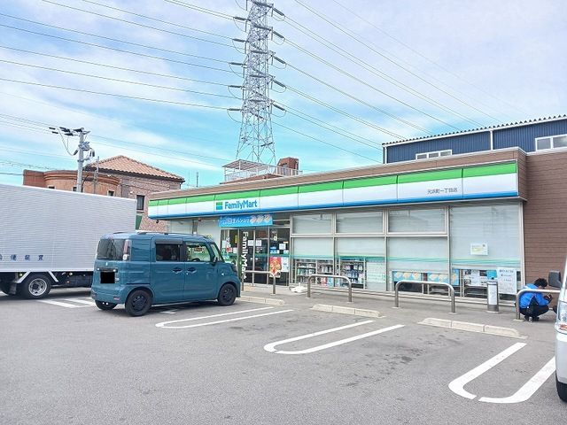 コンビニ　ファミリーマート元浜町一丁目店（コンビニ）まで900m