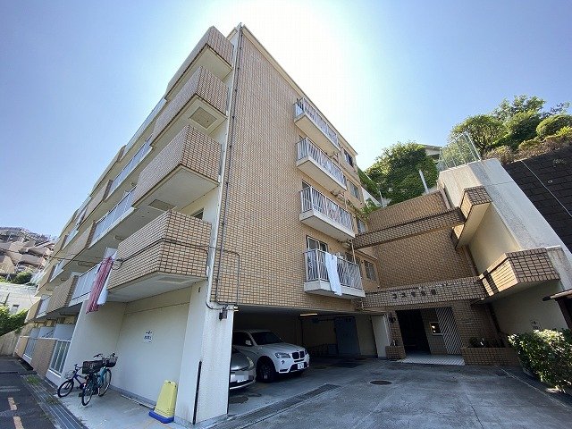 建物外観　小田急線「生田」駅まで徒歩8分！鉄筋コンクリートの5階建てマ