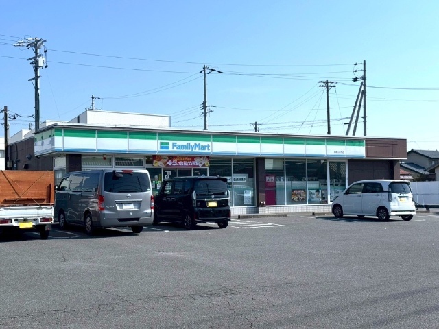 コンビニ　ファミリーマート鈴鹿三日市店（コンビニ）まで694m