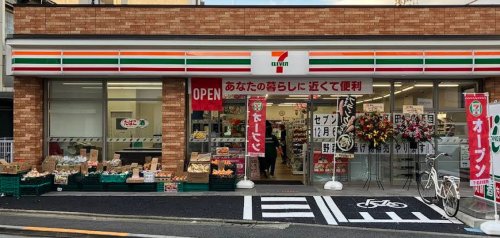 コンビニ　コンビニ（コンビニ）まで610m