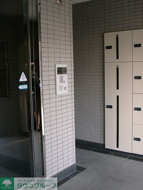 ロビー　エントランスには宅配ボックスも付いています♪