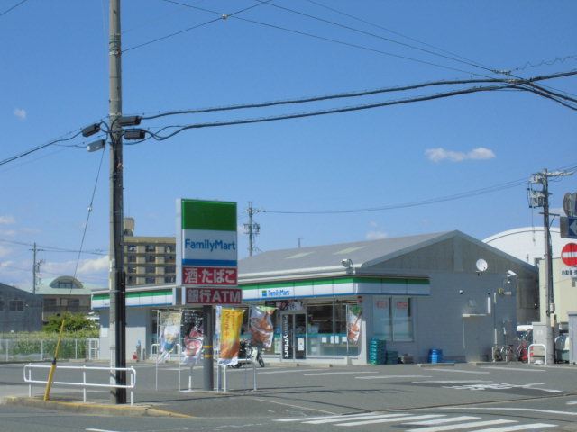 コンビニ　ファミリーマート（コンビニ）まで600m
