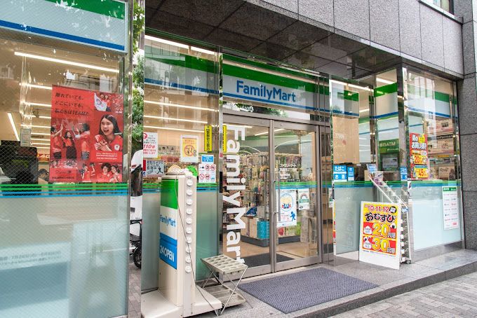 コンビニ　ファミリーマート 西麻布三丁目店（コンビニ）まで219m