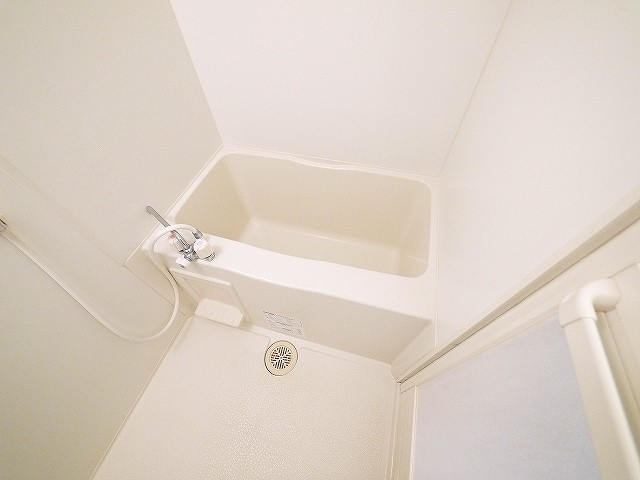 バス・シャワールーム　コンパクトで使いやすいお風呂です