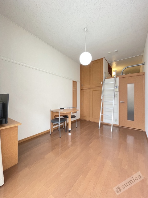 居室・リビング　ゆったり過ごせる居間、天井の高さが解放感を演出。