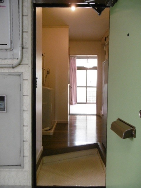 玄関　※写真は102号室です。ご参考下さい。