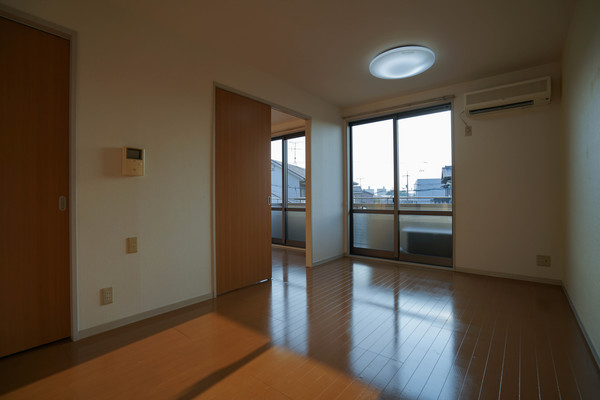 居室・リビング　同じ建物の別なお部屋