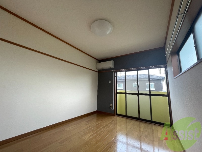 居室・リビング　アクセントクロスがお洒落な清潔感のあるお部屋です。