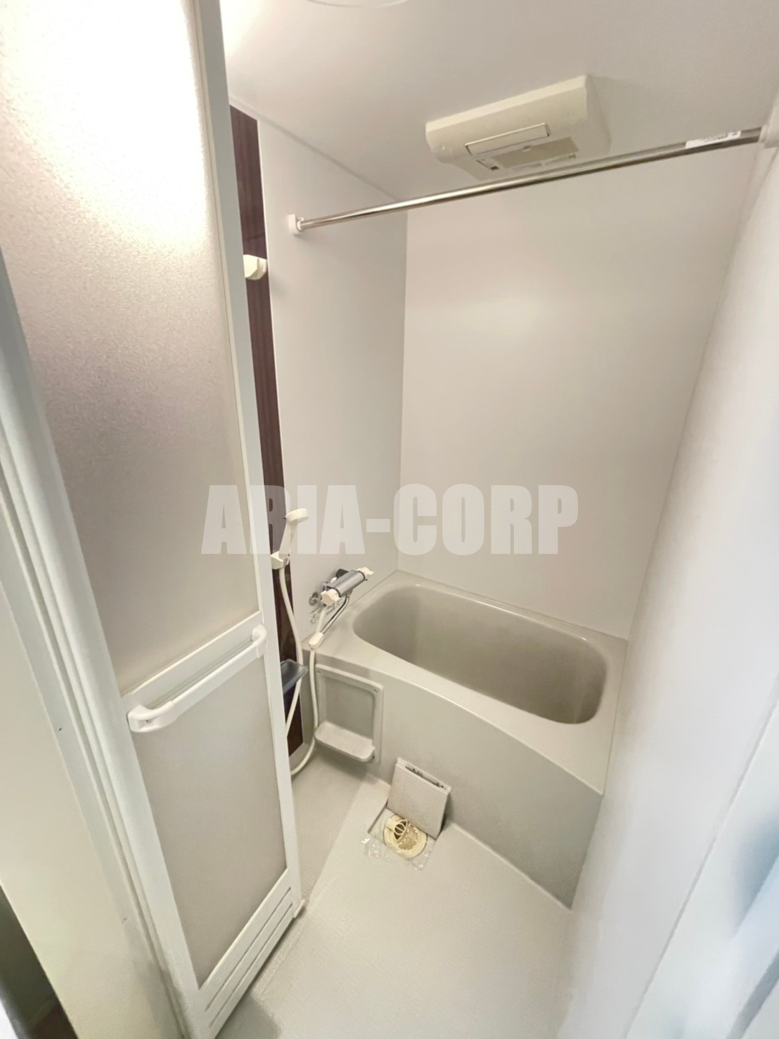 バス・シャワールーム　浴室乾燥機付き。カラーパネル採用でお洒落なバスルームです。