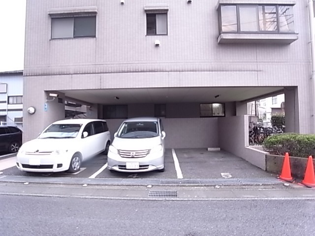 駐車場　駐車場（８，８００円～）前回募集時の参考写真・現在屋根なしが