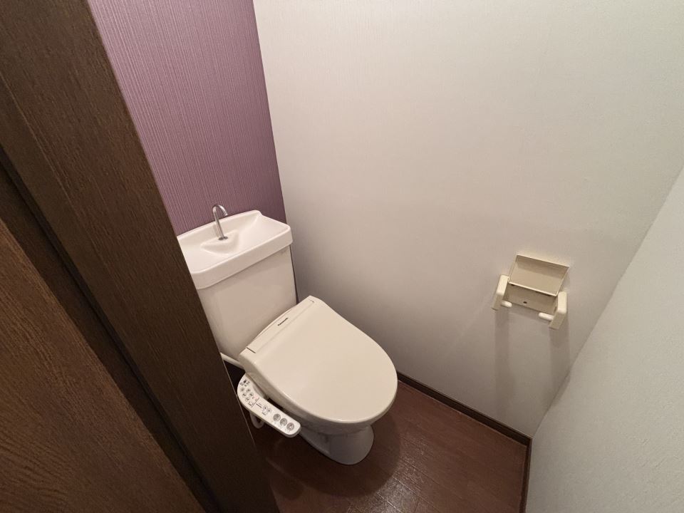 トイレ　温水洗浄便座付です