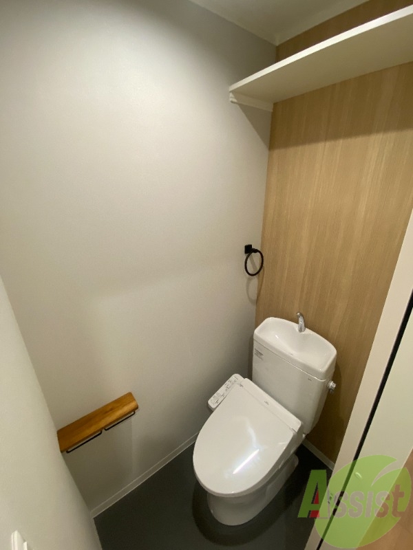 トイレ　トイレは温水洗浄便座付きで上部には収納スペースも！