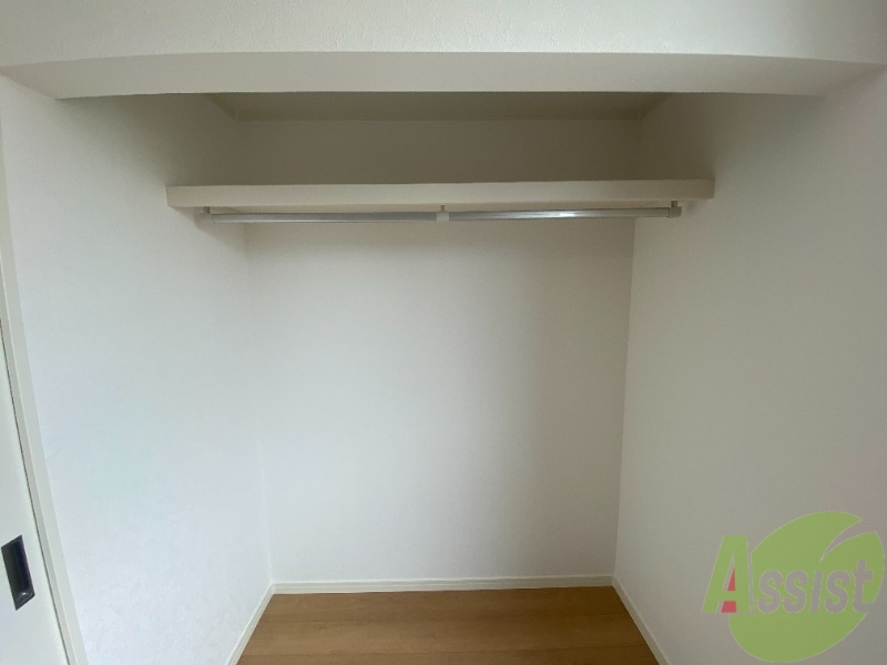 収納　洋室の収納は奥行きがあり見える収納でオシャレ！
