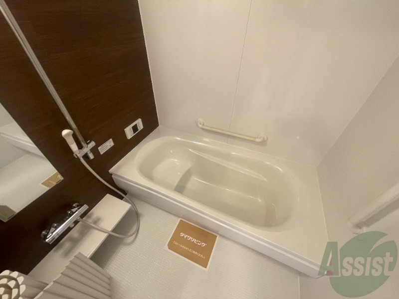 バス・シャワールーム　広さもあり、アクセントパネルがある浴槽はオシャレですね。