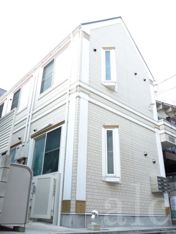建物外観　白を基調とした清潔感のある外観です。