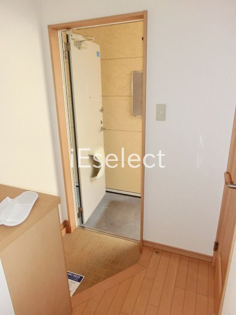 玄関　玄関にはシューズボックスあり