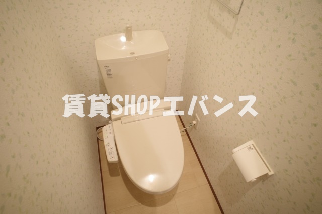 トイレ　落ち着いた色調のトイレです