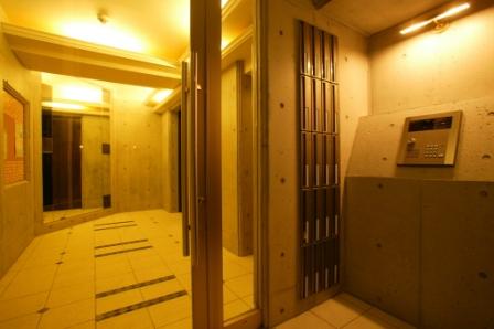 エントランス　淡い照明で昼と夜とでは感じが違いますよ（＾＾）