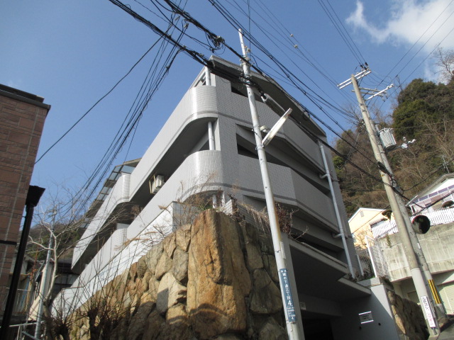 神戸市灘区城の下通のマンションの建物外観