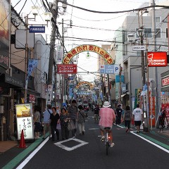 ショッピングセンター　六角橋商店街（ショッピングセンター）まで150m