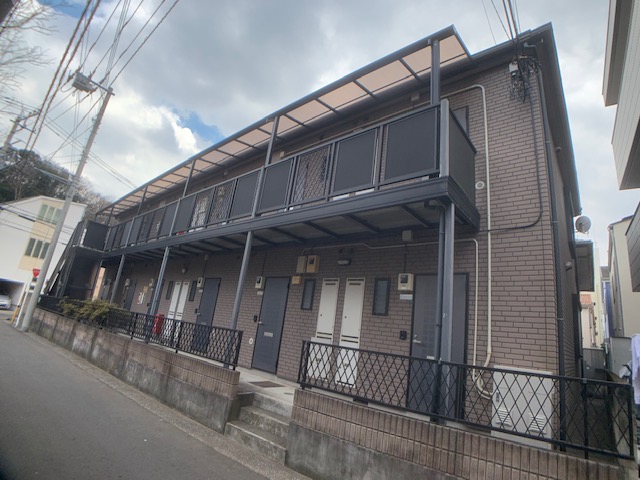 横浜市港北区日吉本町のアパートの建物外観