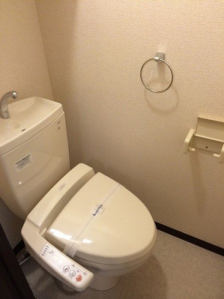 トイレ　ウォシュレット付のトイレです。
