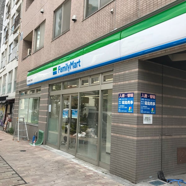 コンビニ　ファミリーマート渋谷本町三丁目店（コンビニ）まで71m