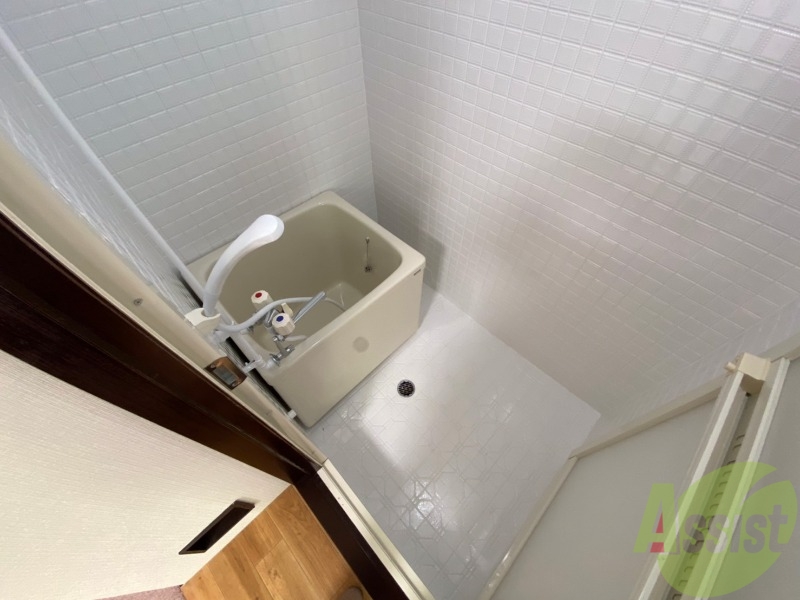 バス・シャワールーム　お風呂です。少し狭いですがシャワーするには十分ですね。