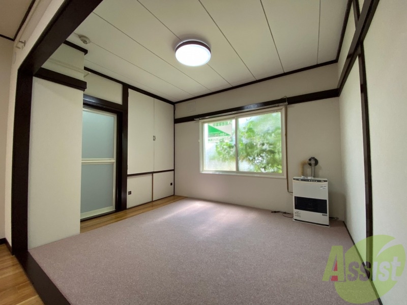 その他部屋・スペース　こちらが寝室です。窓が大きくて明るいですね。