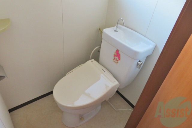 トイレ　温水洗浄機能便座で一年中快適ですね。