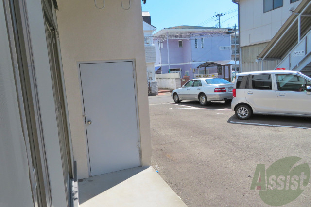 バルコニー　トランクルームがついており、色々収納できそうですね。