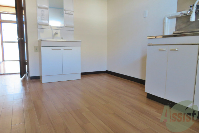 玄関　玄関から入ってすぐにキッチンがあって広くて開放感あるね。