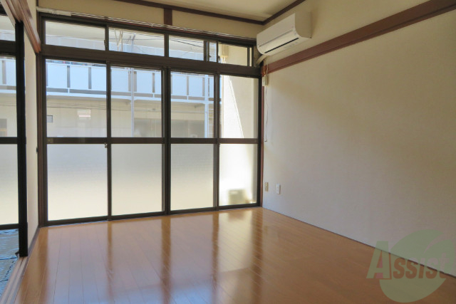 居室・リビング　大きな窓に光がたくさん差し込みますね。