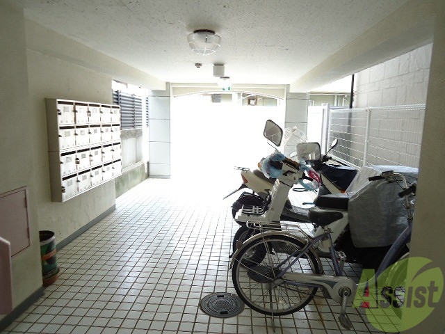 ロビー　ロビーには集合ポストあります。雨の日も濡れません。