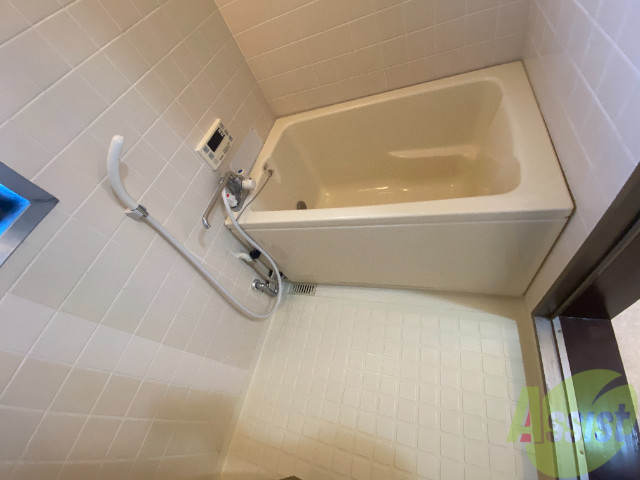 バス・シャワールーム　追い焚き機能が付いたお風呂。洗い場もスペースが広いですね。