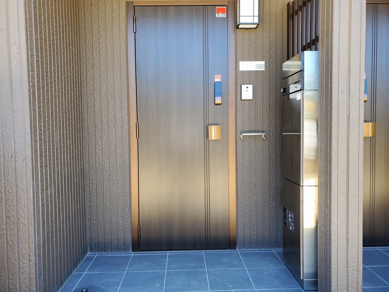 玄関　専用の宅配BOX付玄関です。これは嬉しいですね。