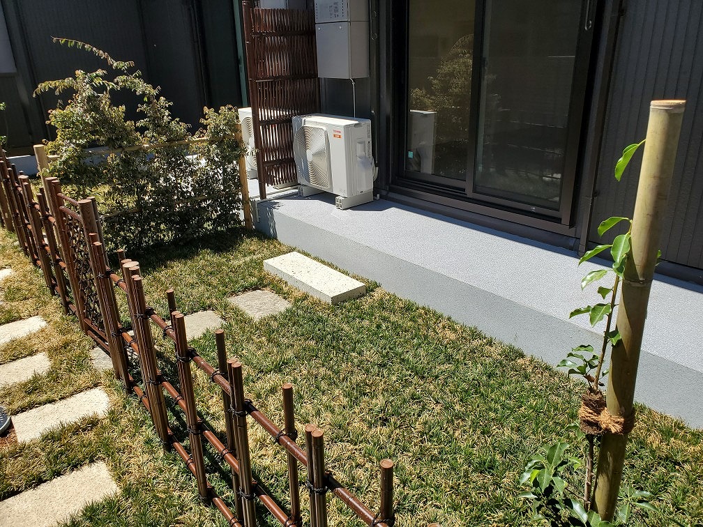 庭　専用庭とテラスとその前面の管理用の小路になります。