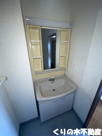 洗面設備　スペースが確保できる洗面所です（同タイプのお部屋です。現況を