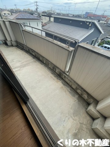 バルコニー　お洗濯にも便利なバルコニー付き（同タイプのお部屋です。現況を