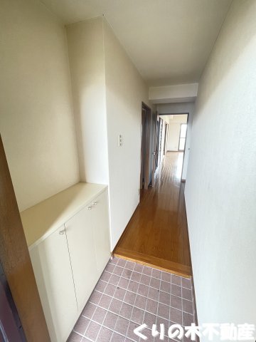 玄関　ゆったりとした玄関です（同タイプのお部屋です。現況を優先しま