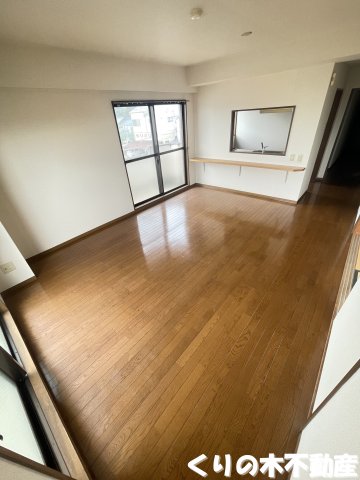 居室・リビング　ゆったり過ごせるリビングです（同タイプのお部屋です。現況を優