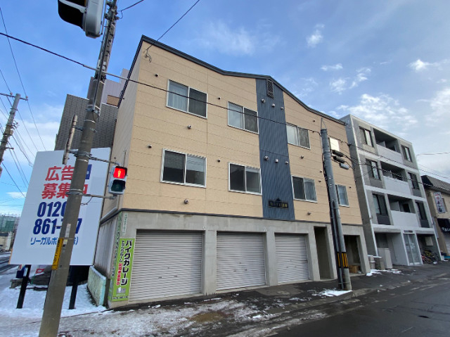 札幌市中央区南二十二条西のアパートの建物外観
