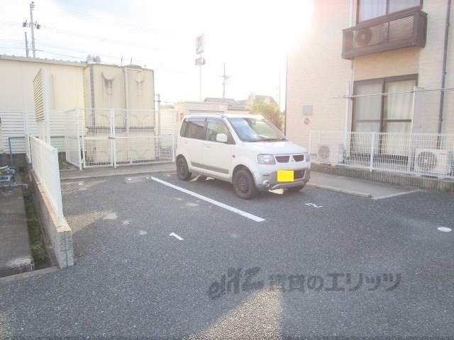 【草津市草津町のアパートの駐車場】