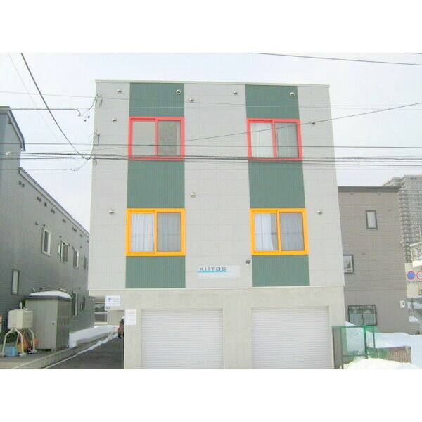 札幌市豊平区美園一条のアパートの建物外観