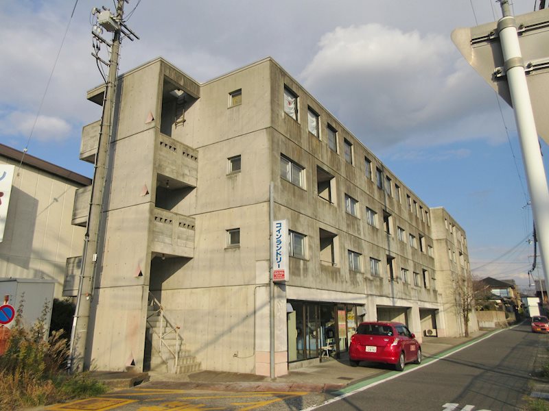 【甲賀市水口町三本柳のマンションの建物外観】