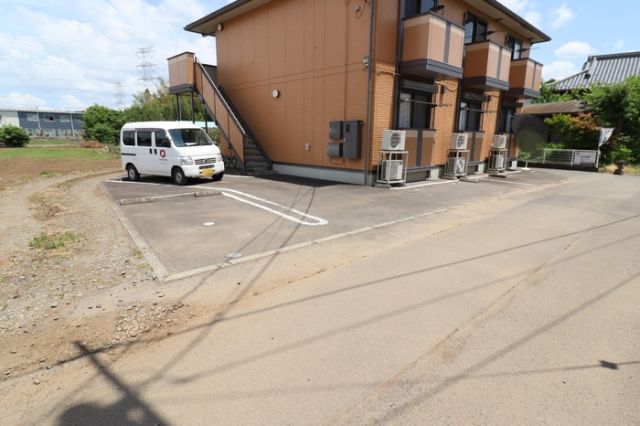 【牛久市猪子町のアパートの駐車場】