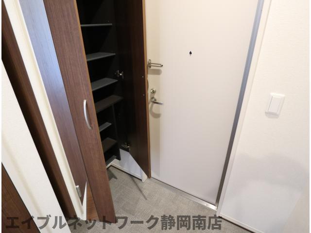 玄関　収納もある玄関です