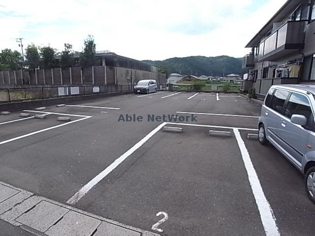 【山県市佐賀のアパートの駐車場】