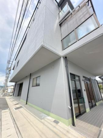 岡山市北区横井上のマンションの建物外観